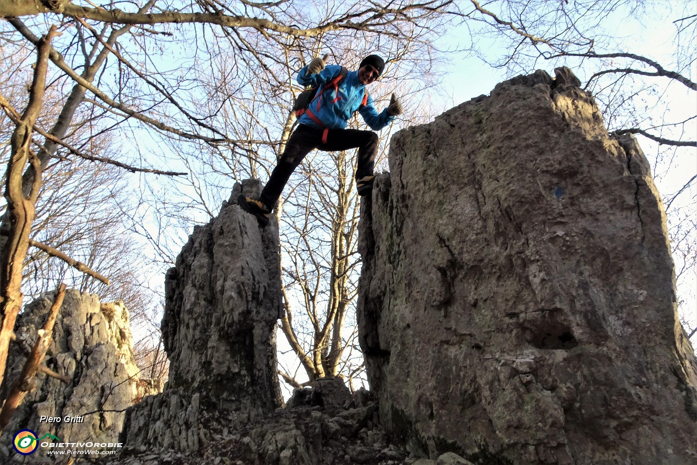 83 Passaggio alpinisticamente in alto tra rocce.JPG